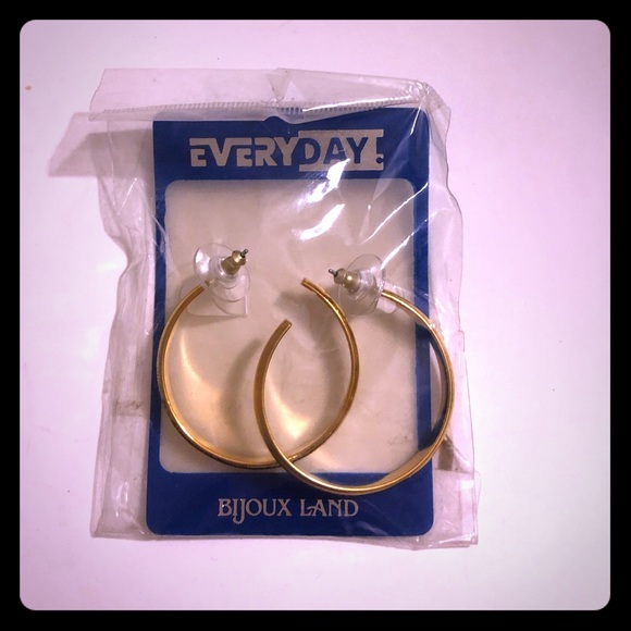 Jewelry - Golden hoops earrings